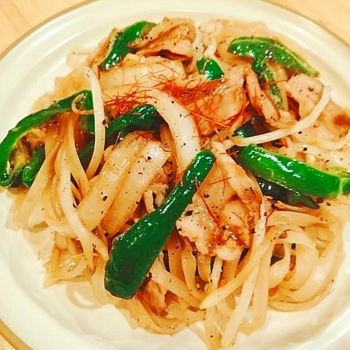 米麺の豚バラ肉とピーマン炒め